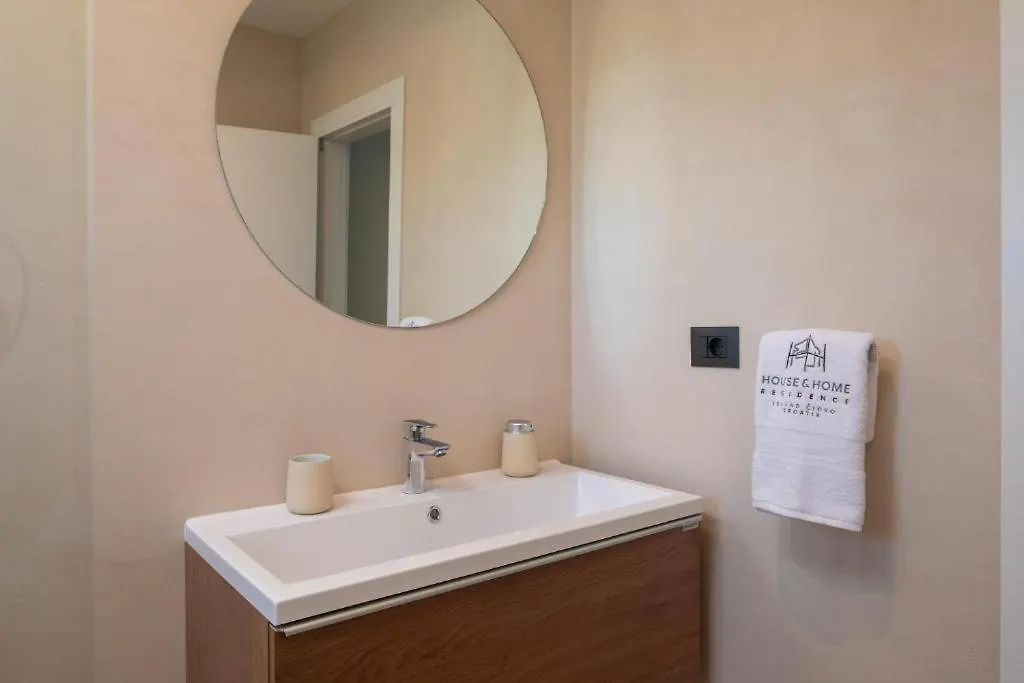 House And Home Slatine - Penthouse Apartment 0*,  Croatia