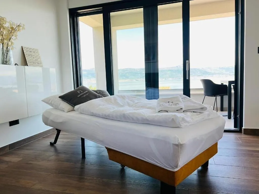 House And Home Slatine - Penthouse Apartment