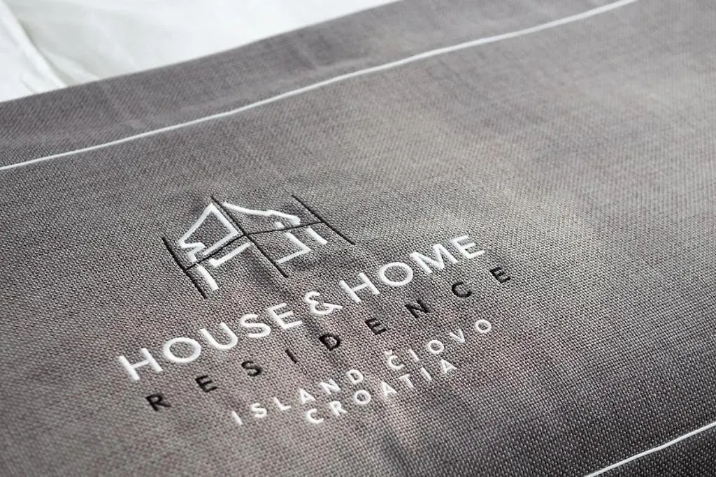 House And Home Slatine - Penthouse Apartment