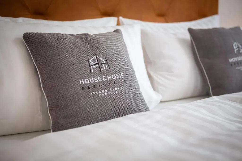House And Home Slatine - Penthouse Apartment Croatia